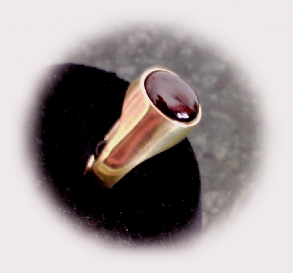 Male Ring garnet side