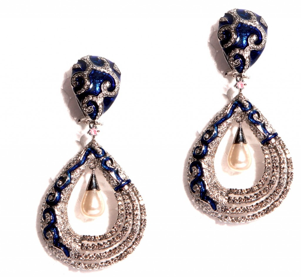Dillano earing, material used- diamonds, pearls, meena price-390000