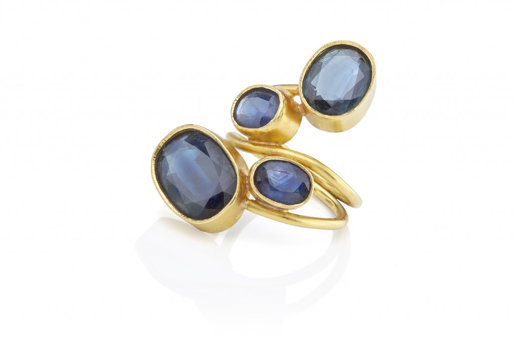 GRA01_Grapes_Ring with sapphires 22K
