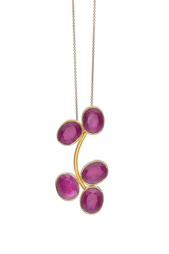 GRA05_Grapes_Pendant with rubies 22K
