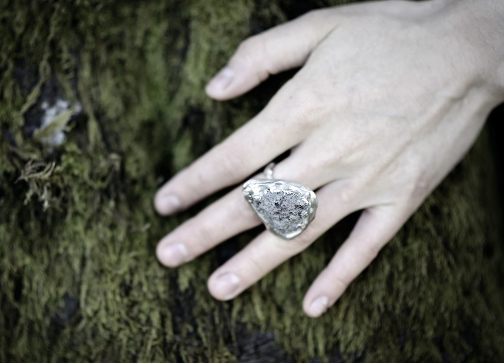 ELLIS MHAIRI CAMERON. BROOCH. CAIRN COLLECTION. SILVER & STONE. IMAGE CREDIT SIMONA CIOCARLAN.